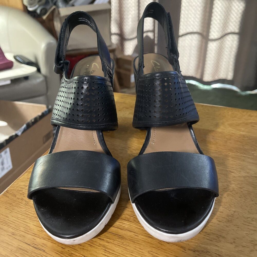 Clarks Artisan Amali Jewel Black Leather Perforated Block Heel Sandals Size 7.5